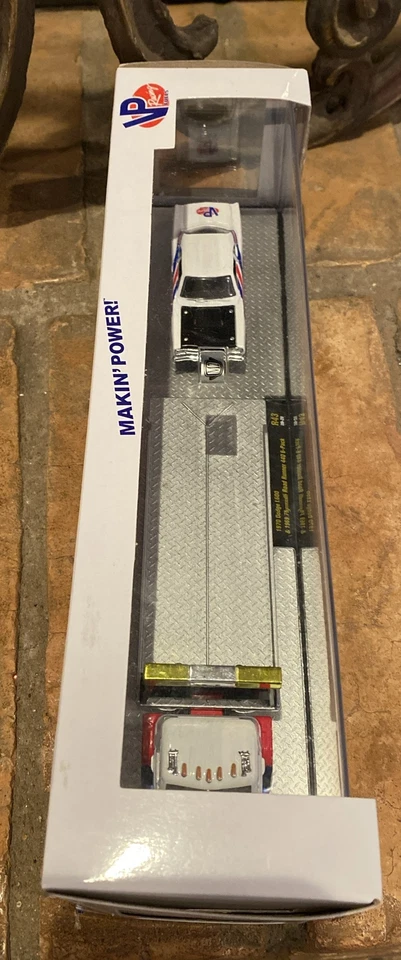 M2 Machines R43 VP Racing 1970 Dodge L600 & 1969 Plymouth Road Runner 440 - Image 4 of 4