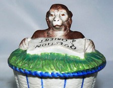 Pot couvert ancien (singe lisant) en biscuit XIXè