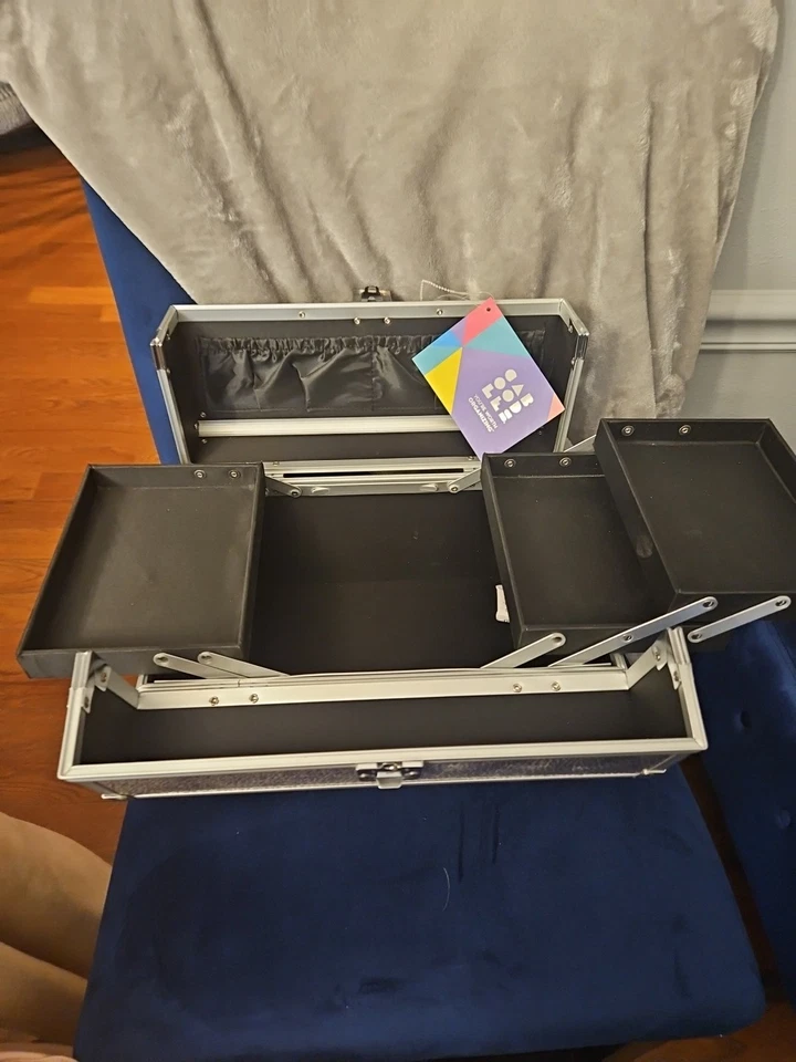 Estuche Tren Caboodles Plateado Metálico 4 Bandejas Maquillaje Joyero con Lote de Joyas  Foto 4 de 4