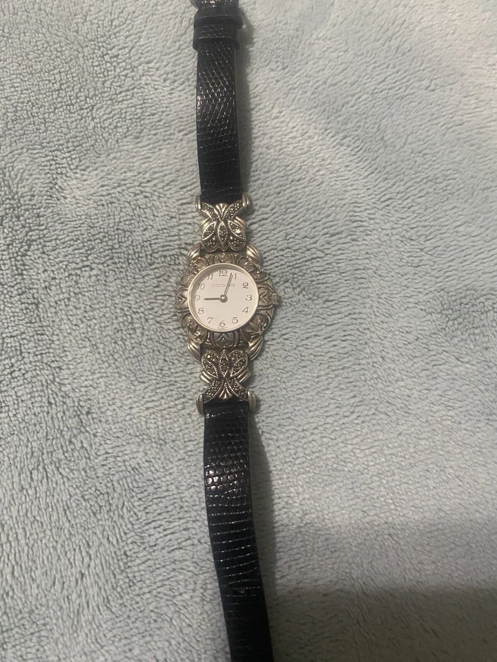 Reloj Judith Jack de plata esterlina marcasita para dama con correa de cuero negro Foto 2 de 4