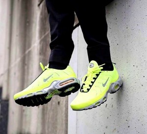 air max plus volt green