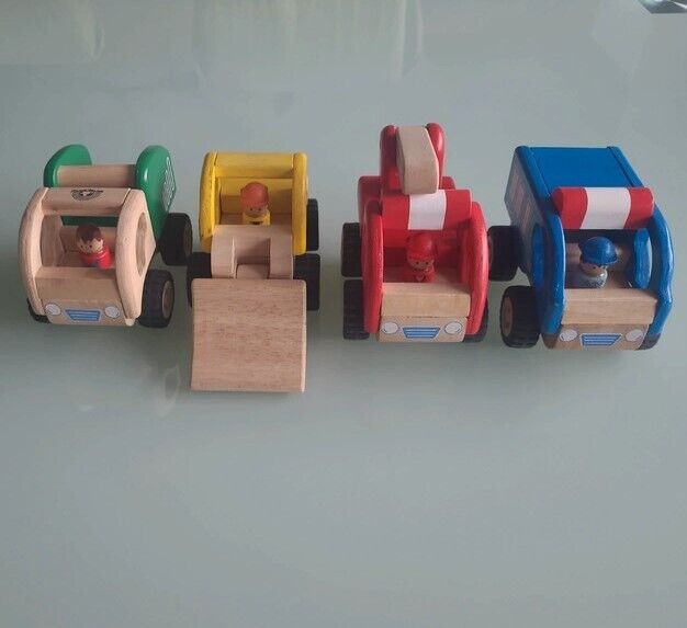 4 Fahrzeuge Holzspielzeug von Wonderworld sehr guter Zustand jeweils 13-17 cm