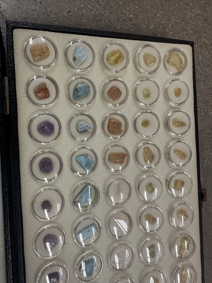 Colección de piedras preciosas - Moldavita, Turmalina, Topacio Imperial, Larimer, Danburita Foto 4 de 4