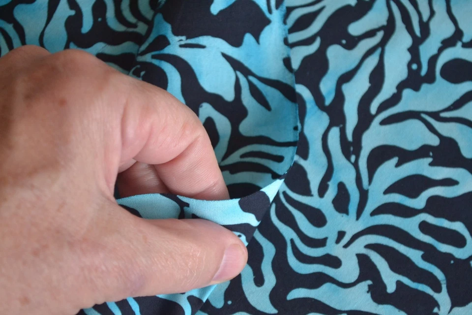 Por 1/2 yarda, estampado animal azul en algodón negro Batik/Bali/Princesa Mirah/5098, B861 Foto 4 de 4