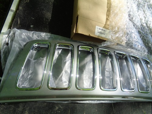 MOPAR 5GL79XSHAA 2001 JEEP CHEROKEE CENTER GRILLE - OEM NEW - Picture 3 of 5