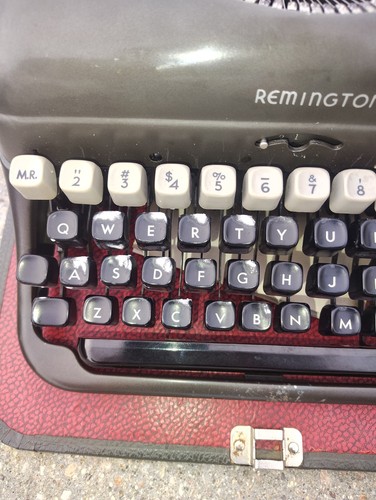 1949 Remington Rand tragbare Schreibmaschine mit Koffer - funktioniert super Vintage Klassiker - Bild 4 von 10