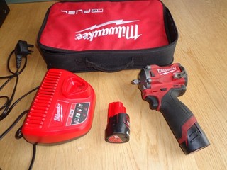Milwaukee M12 FIW38 Impact wrench set