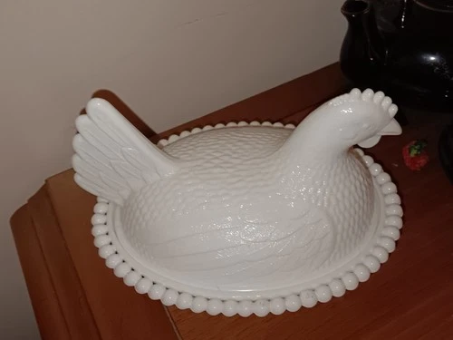 Vintage Indiana Glass milk white Hen On A Nest 7"