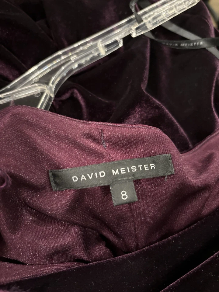 Vestido David Meister Terciopelo Color Vino Un Hombro Foto 4 de 4