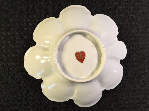 PLATO DE CARAMELO FESTONEADO ORIENTAL PINTADO A MANO DE 7 1/2"" DE COLECCIÓN CON FLORES PÚRPURAS - Imagen 5 de 6