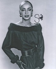 Sade Adu 10x8 handsigniertes Foto mit Echthei...