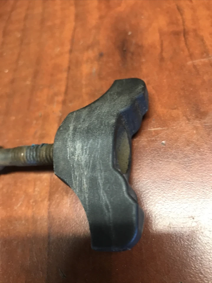 Conjunto de perilla de mango inferior Husqvarna pieza OEM para cortadora de césped Husqvarna HU675AWD Foto 3 de 4