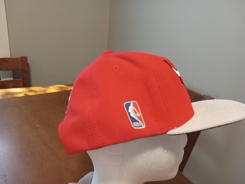 Adidas Chicago Bulls Cap Red White Snapback Hat Logo Spellout Michael Jordan - Picture 3 of 7