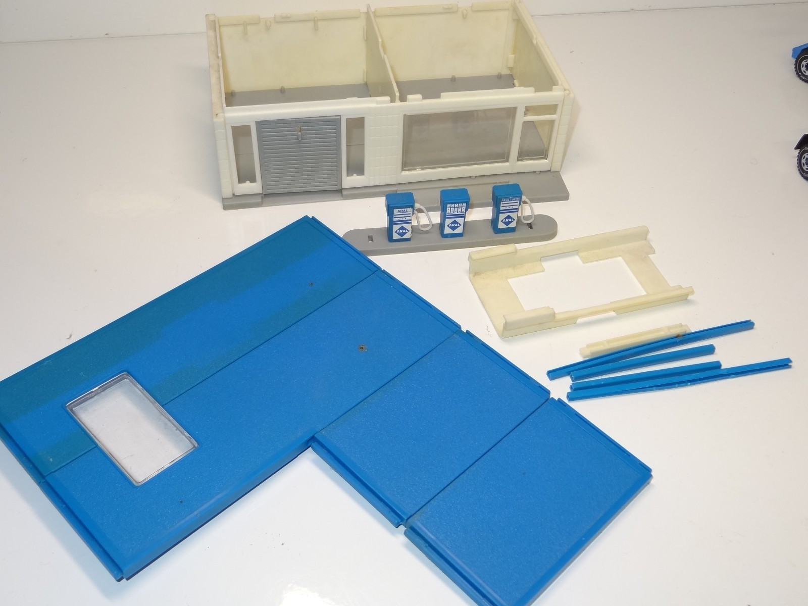 Siku V307 / 2232 HENSCHEL VOLVO LOW LOADER WITH ARAL GARAGE -  (412)