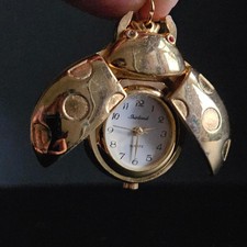 Pendentif montre dissimulée coccinelle aux ailes articulées bijou astucieux