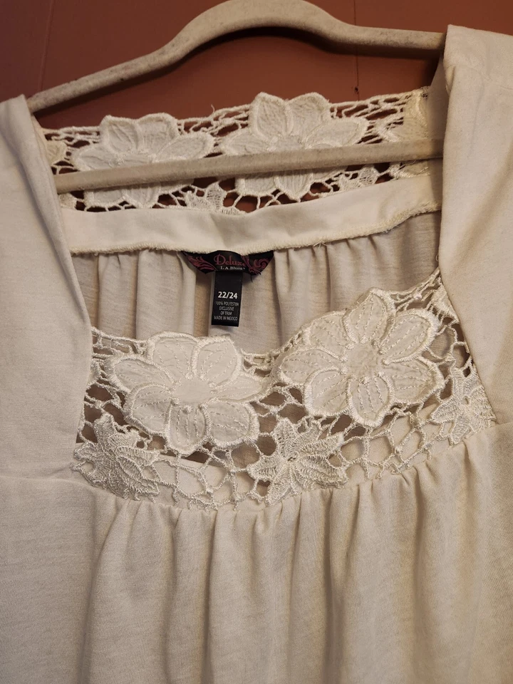 Top campesino blanco L.A. Blues Deluxe Plus 22/24 para mujer con encaje floral Foto 2 de 4