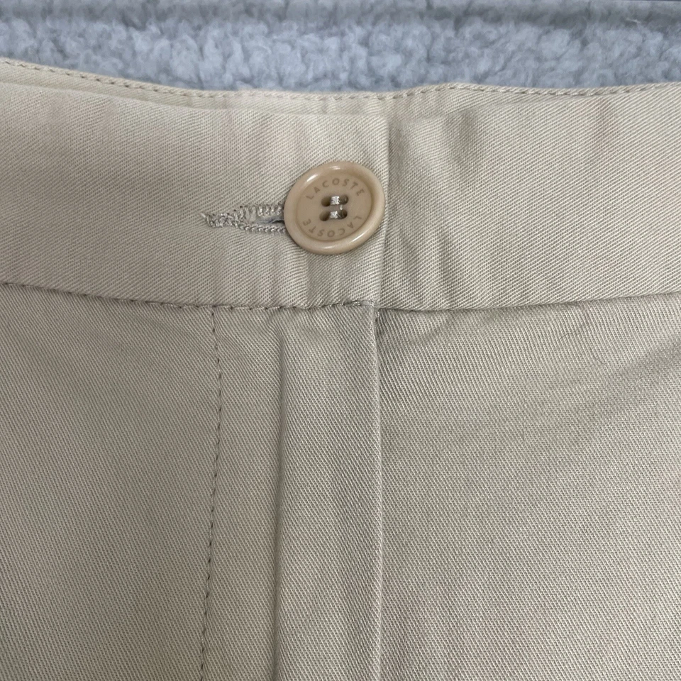 Bermuda Lacoste Feminina 2 Bege Cáqui Bolsos Plissados Preppy Viagem Esportiva - Imagem 4 de 4