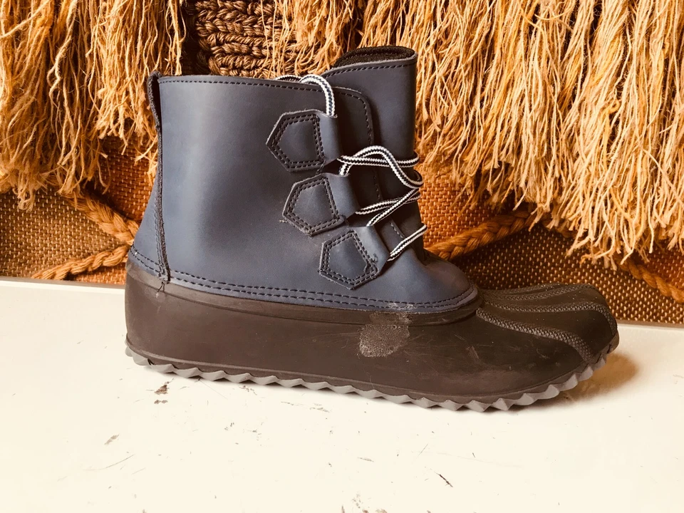 Merona Women's Jodi Duck Black Rubber Over Ankle Boots sz 10 - Image 2 of 4