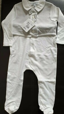 Aletta Baby weißer Strampler Schlafanzug angenähte Weste Fliege 12 Monate Hochzeit