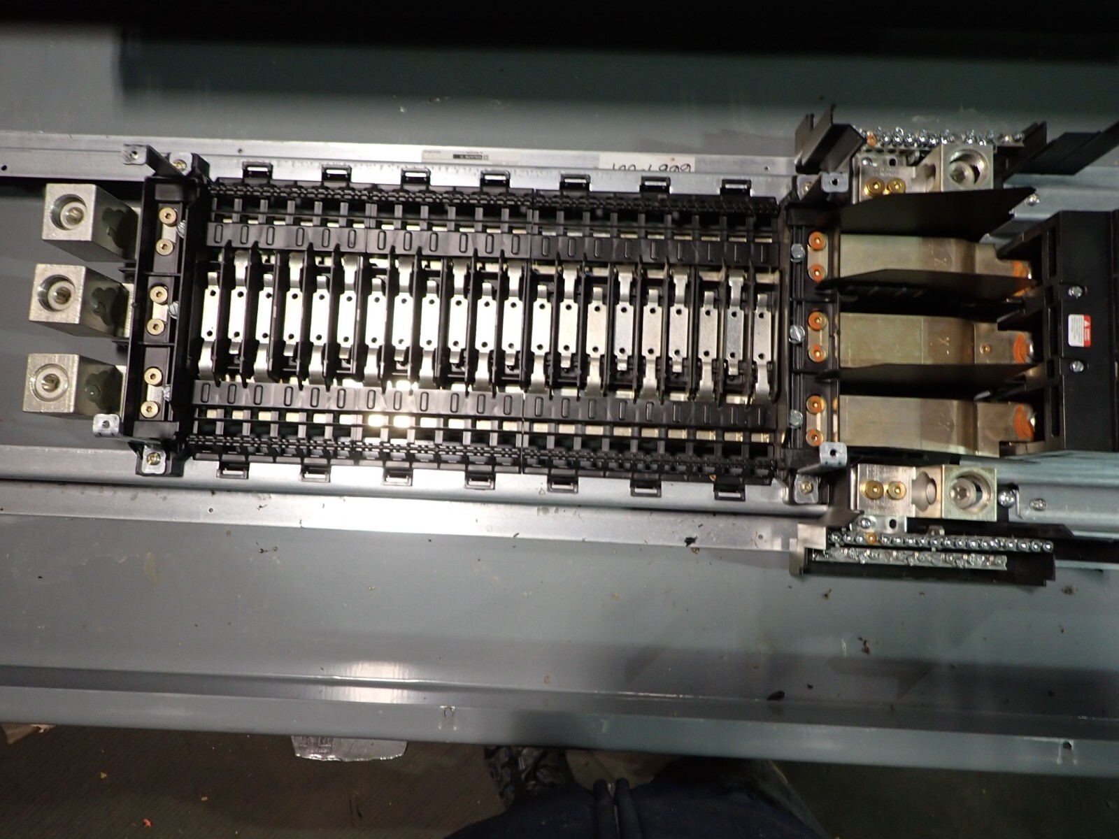 SQUARE D 400 amp Main Breaker 3R Outdoor Panel 240v 3P 4W MH68WP