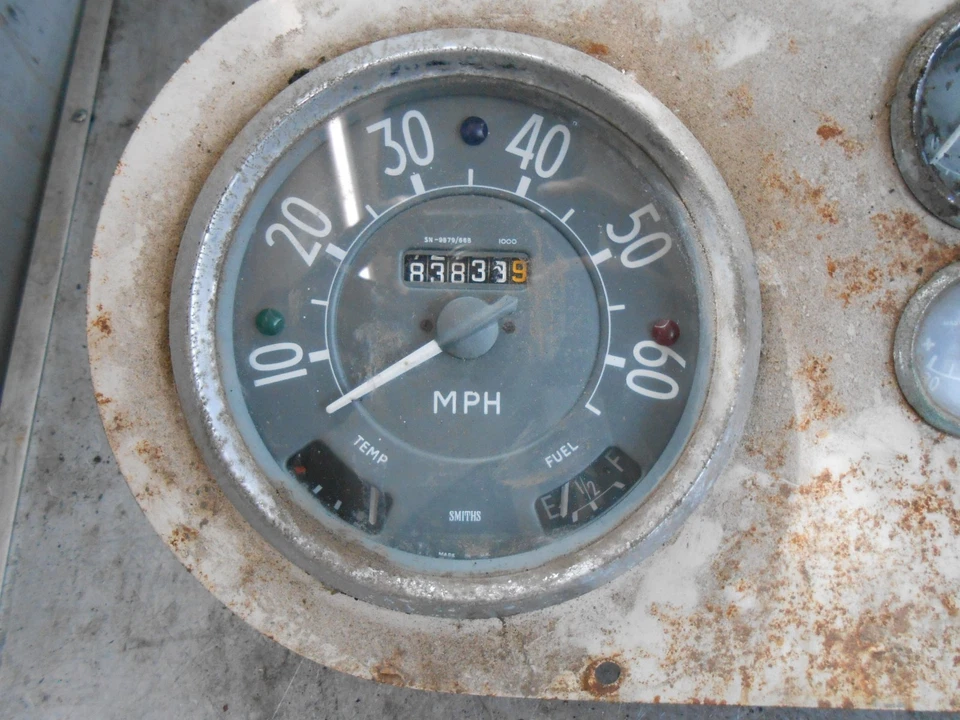 BMC AUSTIN LEYLAND MORRIS 420 FG 3.9 DASHBOARD DASH PANEL & CLOCKS SPEEDO GAUGE - Image 2 of 4