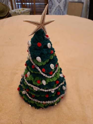 VINTAGE Handmade CROCHET 11" Christmas TREE Green & Red Pom Poms  with shells - Imagen 5 de 9
