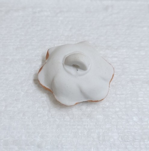 6 Ceramic Flower Buttons 26mm Shank Novelty White & Gold Rim Sewing Art Crafts - Picture 6 of 7