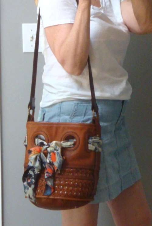 HOLDING HORSES Anthropologie Bolsa Balde de Couro Marrom Tecido Boho Hobo Hippie - Imagem 2 de 4