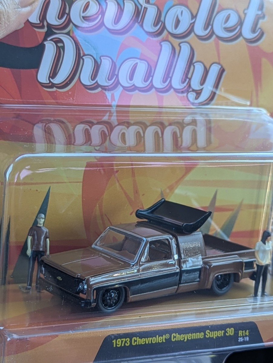 M2 Machines Diorama 1973 Chevrolet Cheyenne Super 30 Dually R14