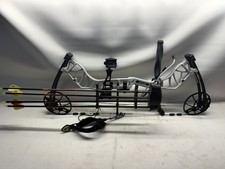 BEAR LEGIT COMPOUND BOW W ACCESORIES