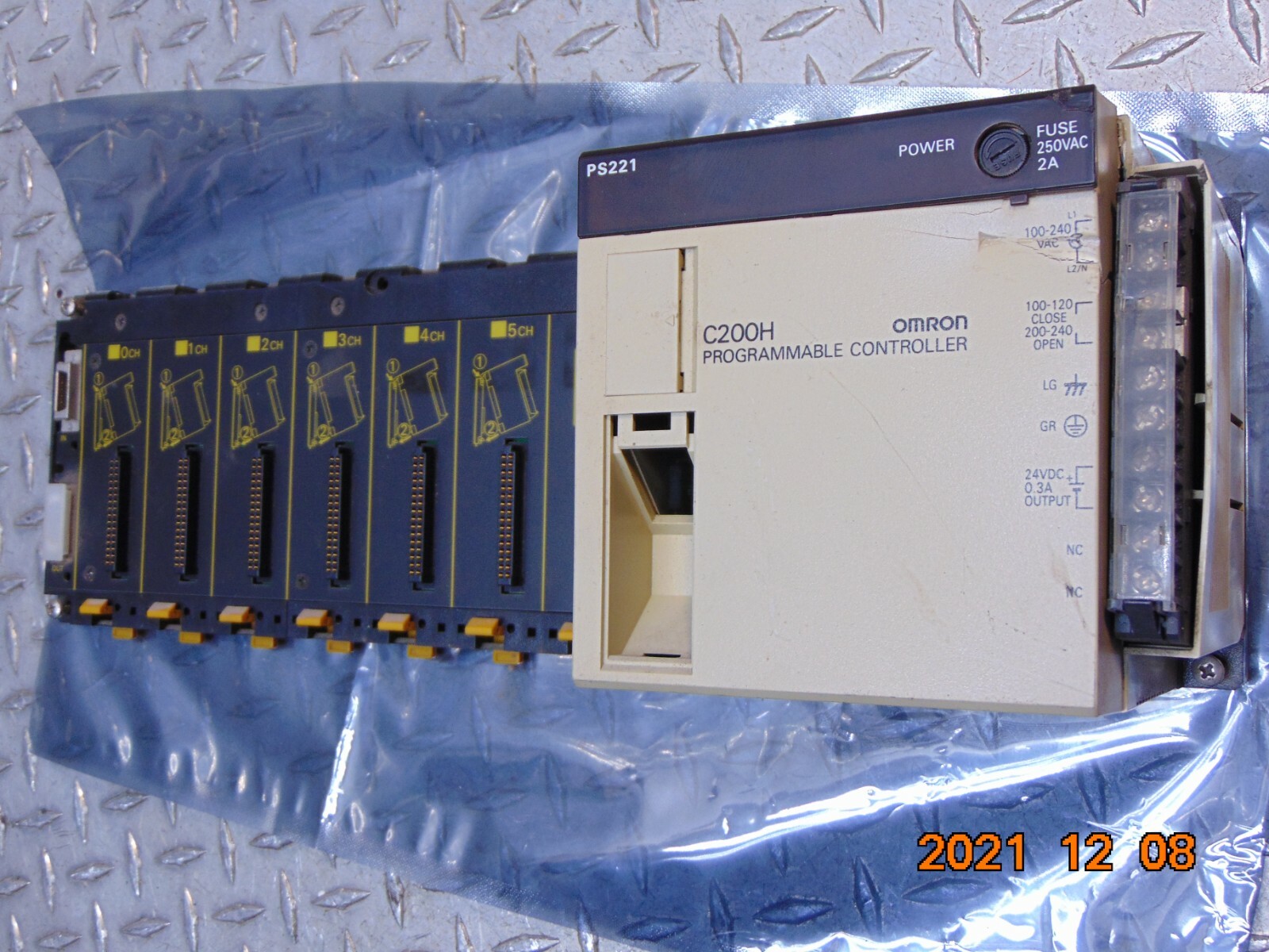 OMRON C200H-PS221 POWER SUPPLY with C200H-BC081-V1 CPU BASE UNIT (untested)