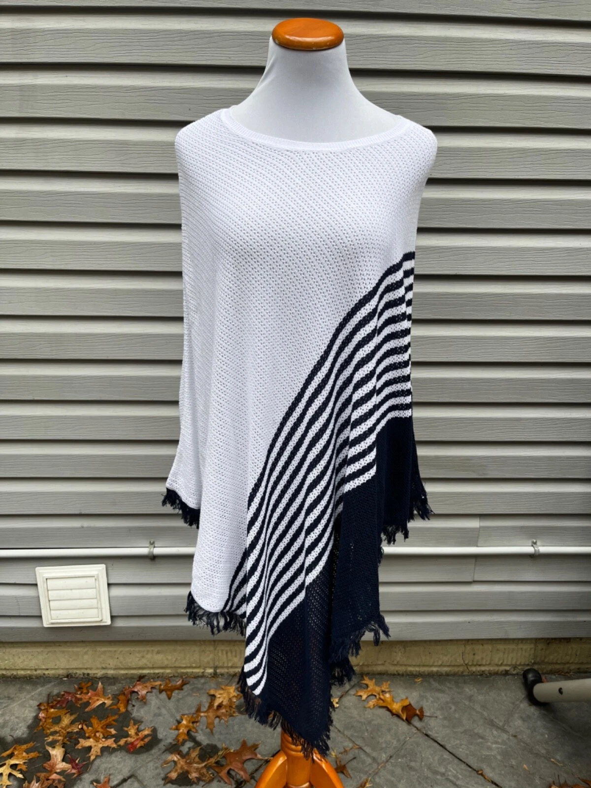 NWOT SOMA Knitted COTTON BLEND white/navy Poncho Shawl Wrap with fringes S/M