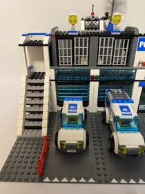 LEGO 7498 City Police Station 100% Complete NO STICKERS