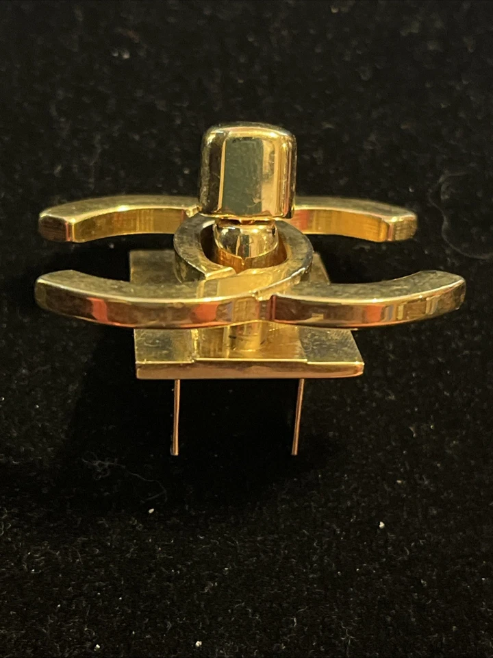 Chanel CC emblema dorado, placa de bolso y herrajes giratorios dorados  Foto 2 de 4