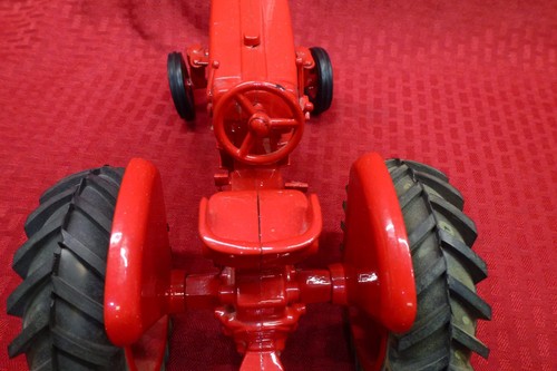 MCCORMIC IH FARMALL 706 DIESEL DIECAST TRACTOR 1/16TH SCALE - Picture 4 of 8