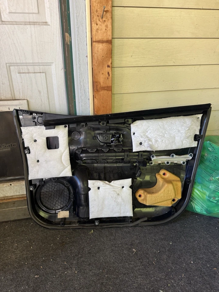 Toyota Prius C 2017 montaje de panel de puerta delantera de cuatro lados del conductor  Foto 2 de 2