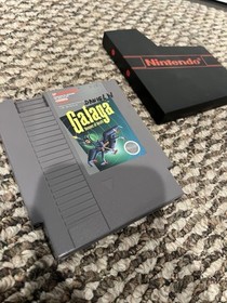 Galaga: Demons of Death (Nintendo NES, 1988) con custodia antipolvere