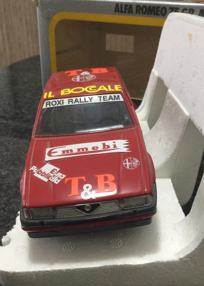 Bburago ALFA ROMEO 75 Gr.A, (SPONSOR DI FANTASIA) Scala 1/24, Mint Box - Immagine 3 di 4