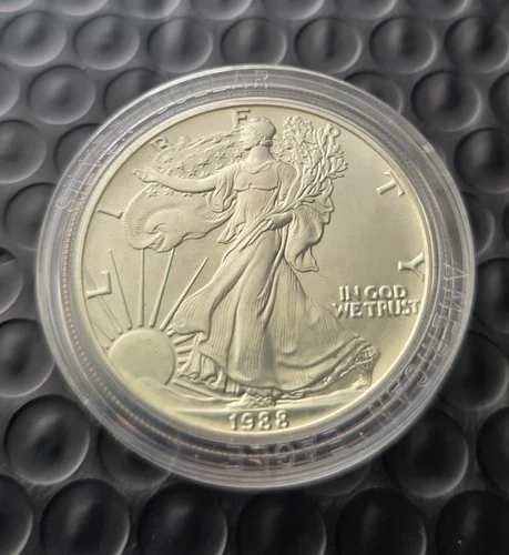 *1988 AMERICAN 1 OZ SILVER EAGLE UNCIRCULATED .999 SILVER ENCASED IN CAPSULE*