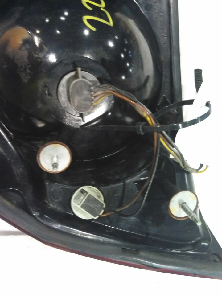 Conjunto de luz trasera derecha usado se adapta a: Chevrolet Impala 2003 cuarto montado en panel Foto 2 de 4