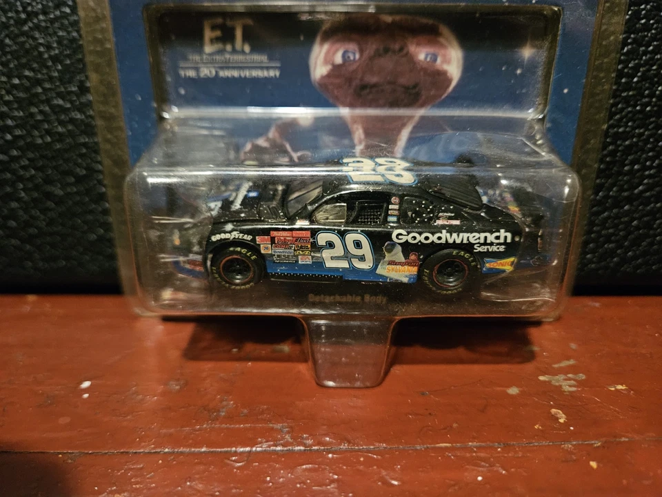 2002 Kevin Harvick #29 GM Goodwrench E.T. NASCAR Director 1/64 Action - Image 2 of 3
