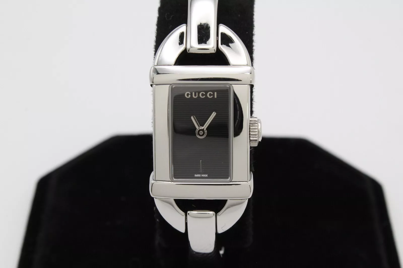 Montre femme Gucci 6800L en acier inoxydable cadran noir