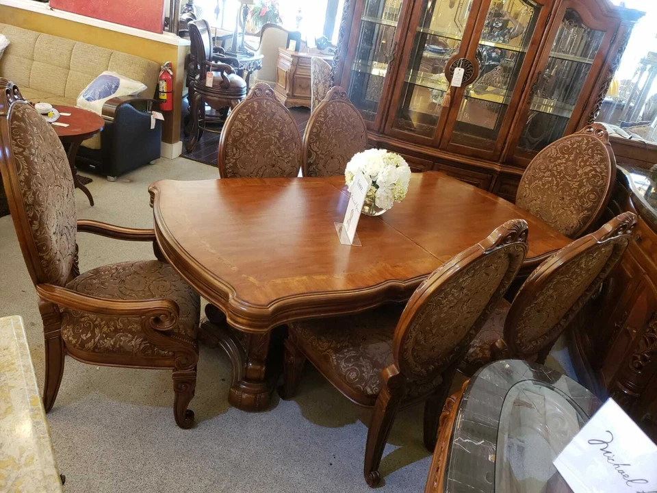 AICO by Michael Amini Excelsior 7PC rectangular dining set - Image 4 of 4