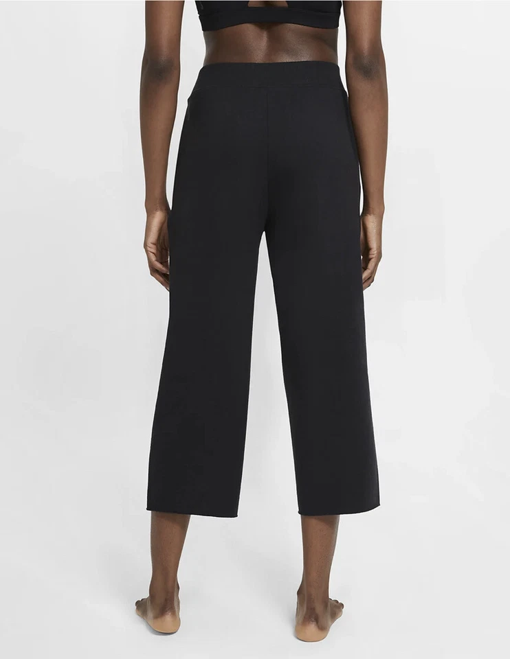 DA0776-090. Pantalones cortos de vellón para mujer. Nike Yoga Lux Foto 3 de 4