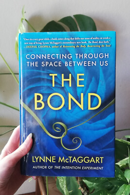 The Bond: Connecting Through the Space Between Us  Lynne McTaggart