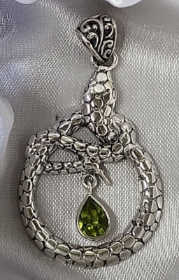 Handgefertigter Bali Legacy Peridot Schlange Anhänger in Sterlingsilber (1,00 ctw.)
