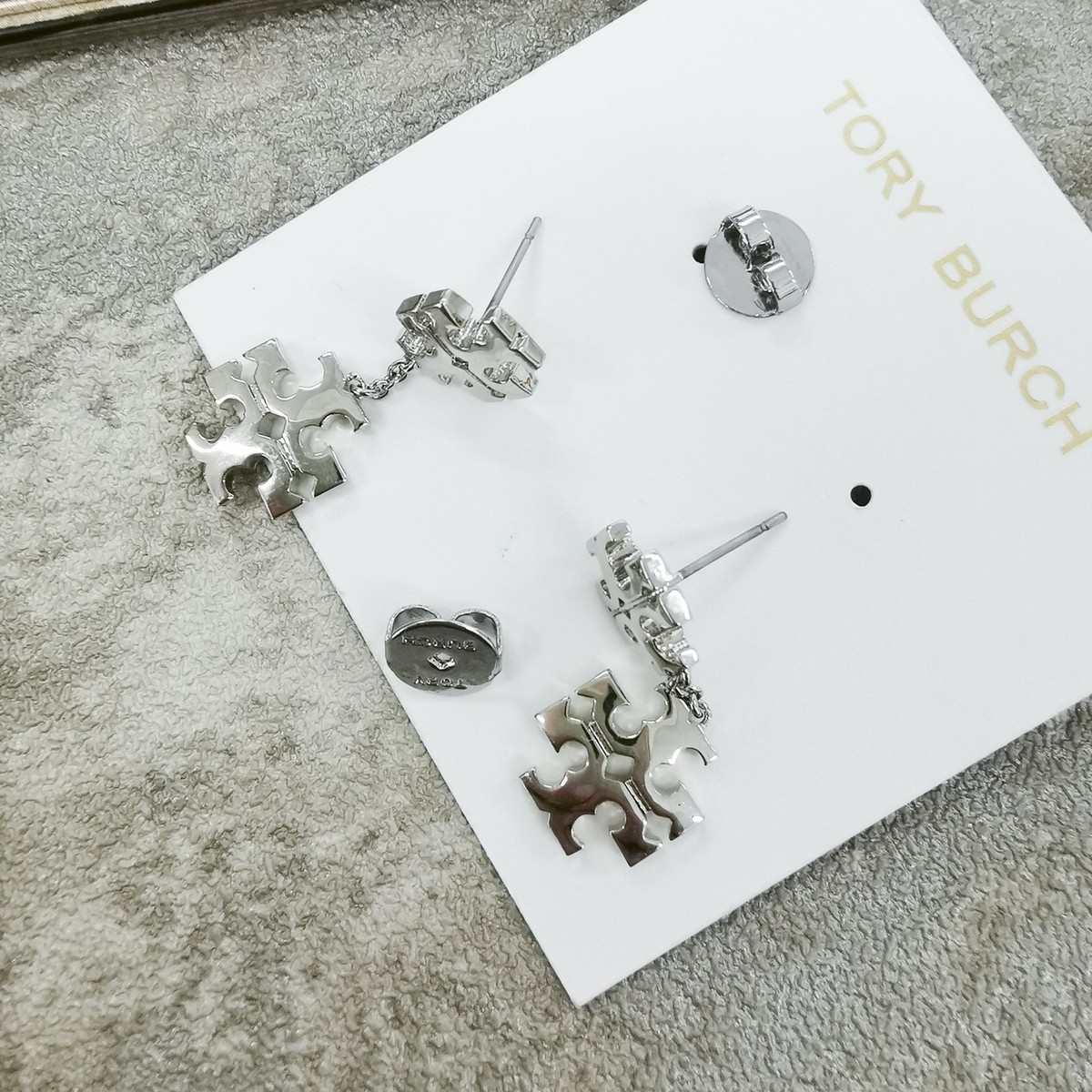 【送料&関税込】Tory Burch Silver Earrings Amazon.com: Tory Burch Britten Hoop Earrings 154591 in Tory