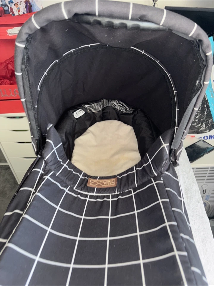 Mountain Buggy Duet V3 2017 Model Carry Cot and Sling Herringbone no rain cover - Image 2 of 4