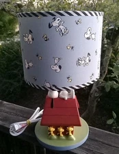 Snoopy On Top Of Dog House & Friend's Peanuts Lamp 2010 Lambs & Ivy 