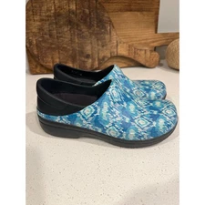 Crocs size 8 Neria clogs blue & white